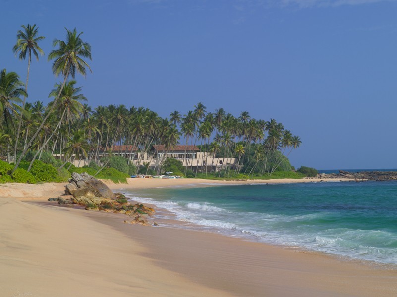 02-amanwella-beach_1400x600