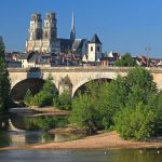 Cathédrale Ste Croix à Orléans vue depuis les quais de la Loire