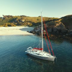 Explorer la Bretagne et ses îles envoûtantes à bord d’un voilier