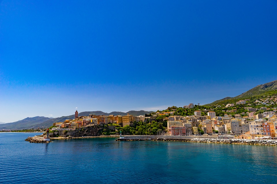 La Corse, trop populaire pour vos prochaines vacances ?