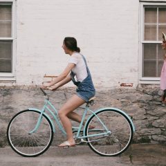 Vélo électrique, trottinette, train touristique : quel moyen de transport pour bien visiter ?