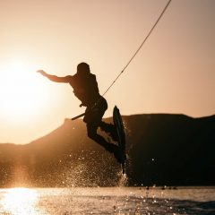 Kneeboard ou Wakeboard : Quel sport essayer pendant vos vacances ?